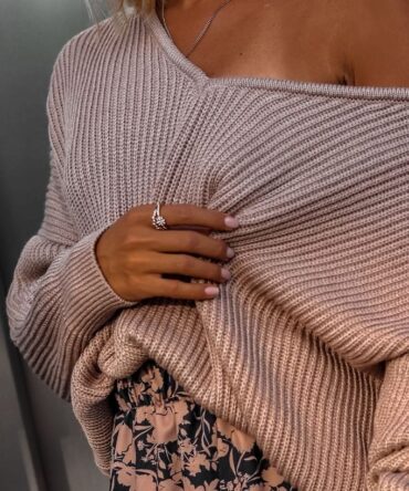 Sweter z dekoltem w serek SIMPLY mocca